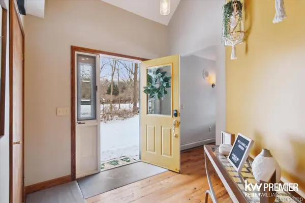 897 Annie Lang DR, Milford, MI 48381