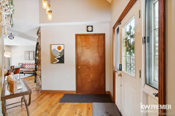 897 Annie Lang DR, Milford, MI 48381