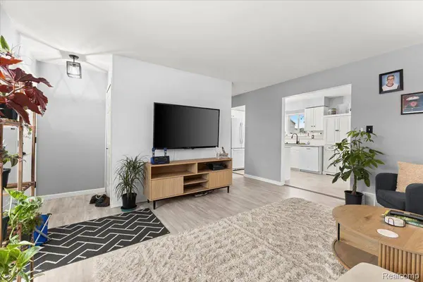 3947 Percy King RD, Waterford, MI 48329