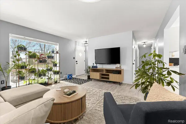 3947 Percy King RD, Waterford, MI 48329