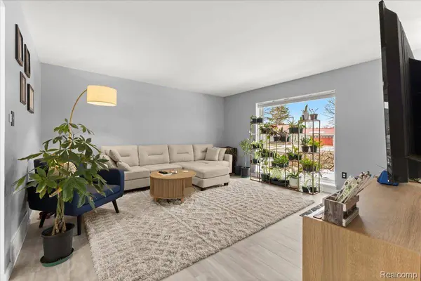 3947 Percy King RD, Waterford, MI 48329