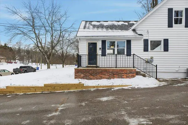 1131 Airway DR, Waterford, MI 48327
