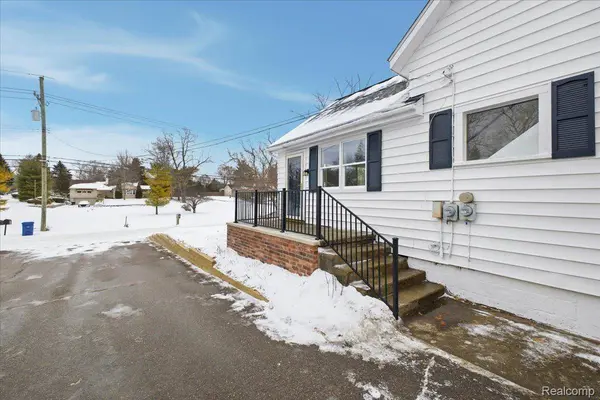 1131 Airway DR, Waterford, MI 48327