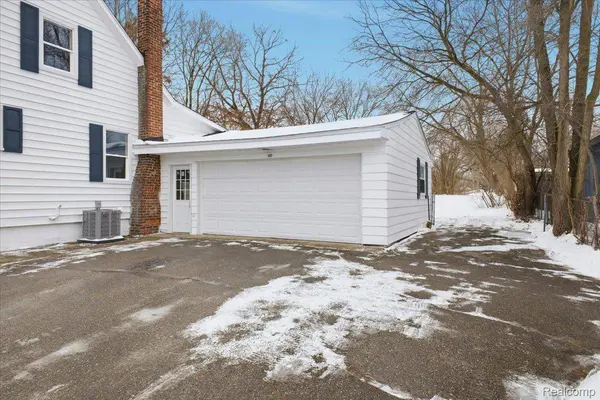 1131 Airway DR, Waterford, MI 48327