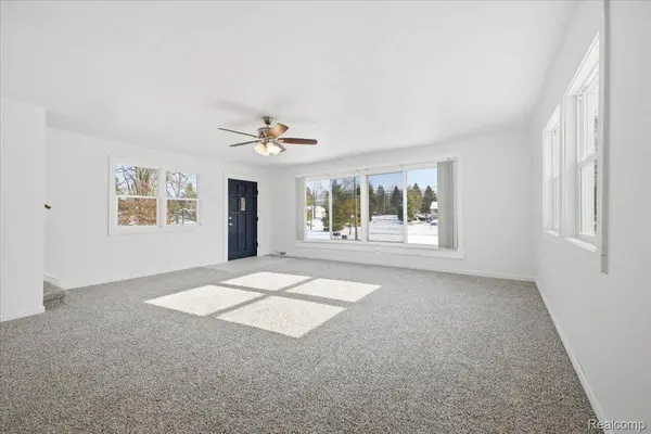 1131 Airway DR, Waterford, MI 48327