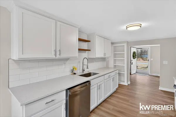 5658 Crescent RD, Waterford Charter Township, MI 48327