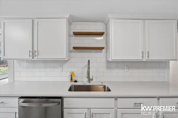 5658 Crescent RD, Waterford Charter Township, MI 48327