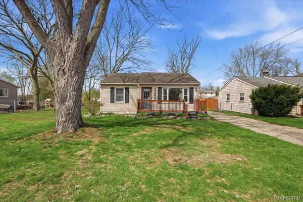 4008 Woodmere DR, Waterford Charter Township, MI 48329