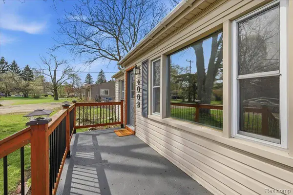 4008 Woodmere DR, Waterford Charter Township, MI 48329