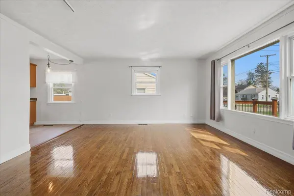 4008 Woodmere DR, Waterford Charter Township, MI 48329