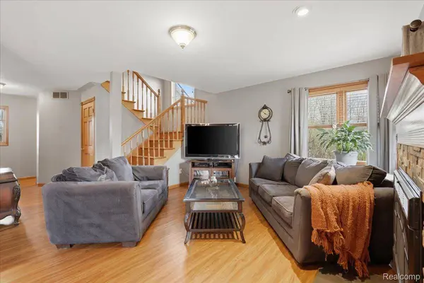2309 Wood Creek CT, Burton, MI 48519