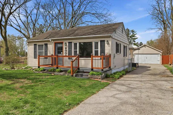 4008 Woodmere DR, Waterford Charter Township, MI 48329