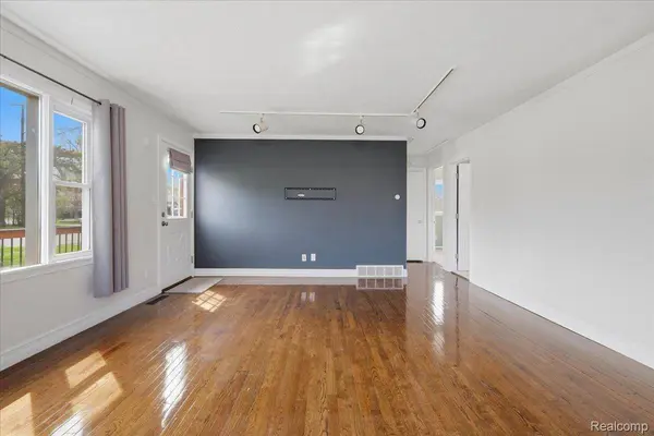 4008 Woodmere DR, Waterford Charter Township, MI 48329