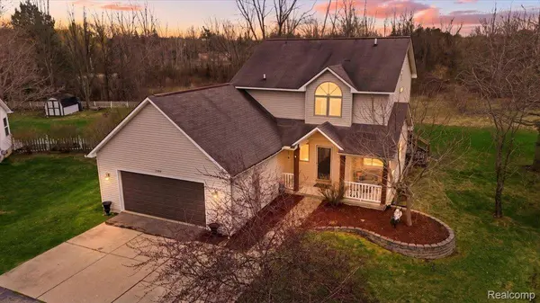 2309 Wood Creek CT, Burton, MI 48519