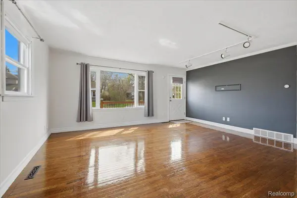 4008 Woodmere DR, Waterford Charter Township, MI 48329