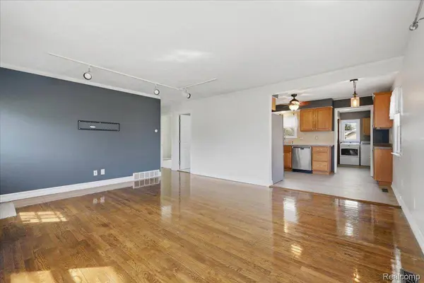 4008 Woodmere DR, Waterford Charter Township, MI 48329