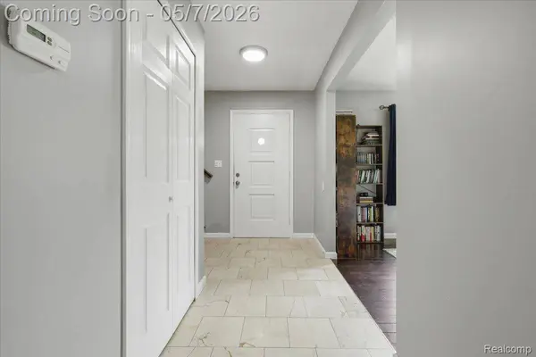 2735 N Williams Lake RD, Waterford Charter Township, MI 48329