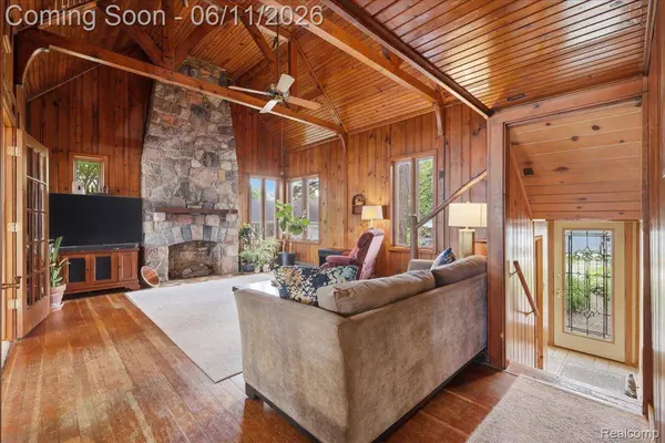 6880 Forestlawn CT, Waterford Charter Township, MI 48327