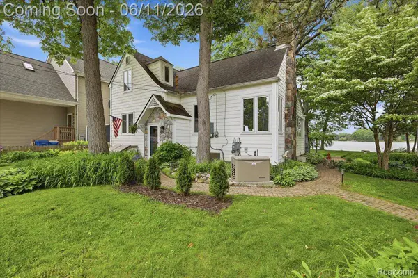 6880 Forestlawn CT, Waterford Charter Township, MI 48327