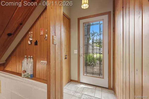 6880 Forestlawn CT, Waterford Charter Township, MI 48327
