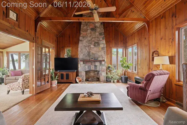 6880 Forestlawn CT, Waterford Charter Township, MI 48327