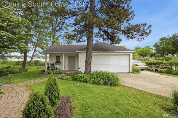 6880 Forestlawn CT, Waterford Charter Township, MI 48327