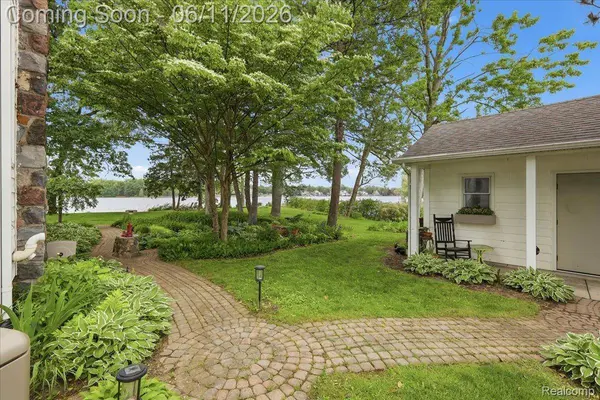 6880 Forestlawn CT, Waterford Charter Township, MI 48327