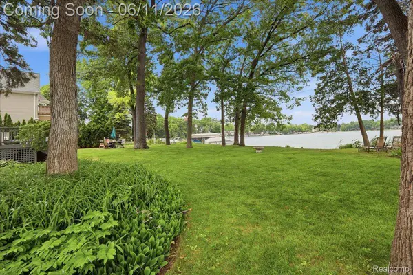 6880 Forestlawn CT, Waterford Charter Township, MI 48327
