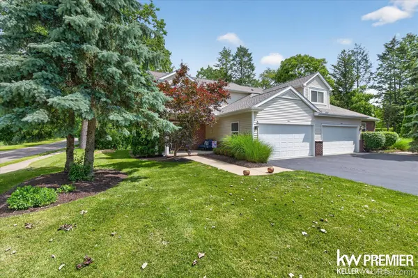 551 Indian Oaks DR, Howell, MI 48843