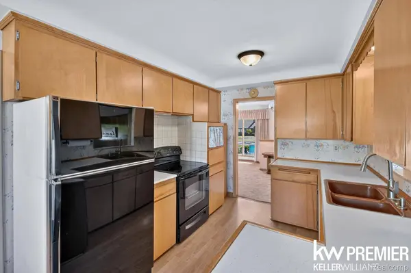 25734 Graceland CIR, Dearborn Heights, MI 48125