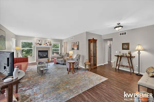 551 Indian Oaks DR, Howell, MI 48843