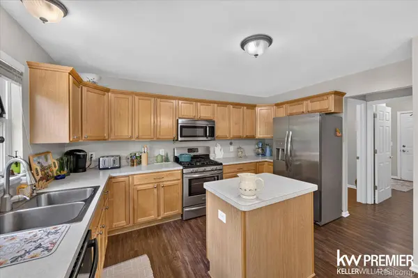 551 Indian Oaks DR, Howell, MI 48843