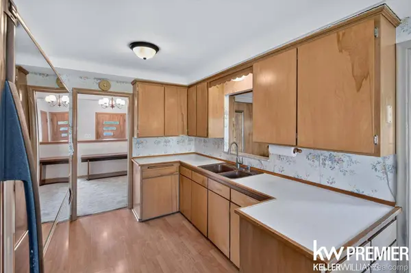 25734 Graceland CIR, Dearborn Heights, MI 48125