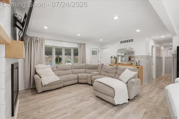 1052 Robinwood AVE, Waterford Charter Township, MI 48328