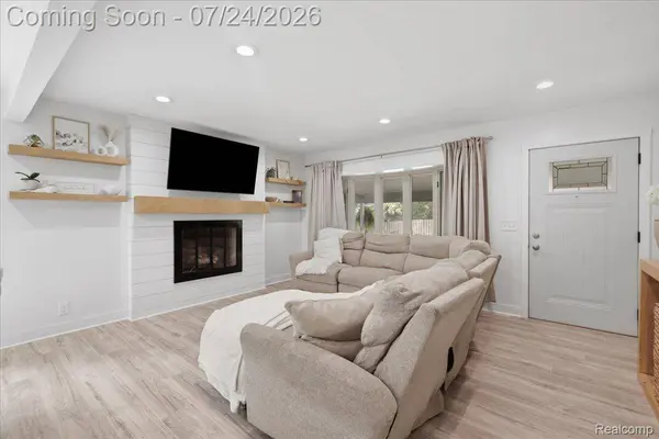 1052 Robinwood AVE, Waterford Charter Township, MI 48328