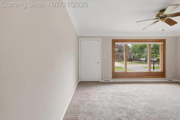 2067 Oakdale DR, Waterford Charter Township, MI 48329