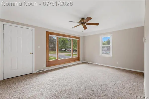 2067 Oakdale DR, Waterford Charter Township, MI 48329