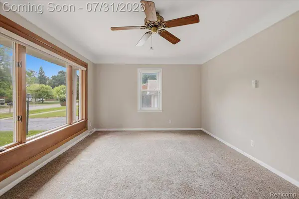 2067 Oakdale DR, Waterford Charter Township, MI 48329
