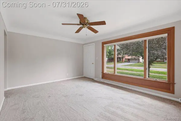 2067 Oakdale DR, Waterford Charter Township, MI 48329