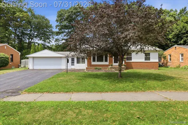 2067 Oakdale DR, Waterford Charter Township, MI 48329