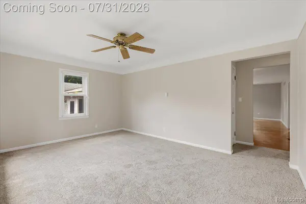 2067 Oakdale DR, Waterford Charter Township, MI 48329