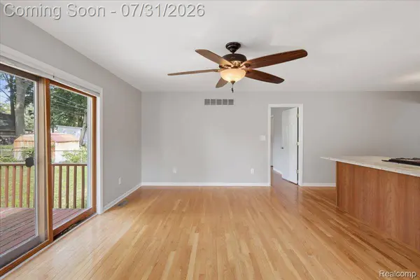 2067 Oakdale DR, Waterford Charter Township, MI 48329