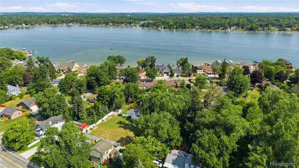 942 Iroquois AVE, Waterford Charter Township, MI 48327