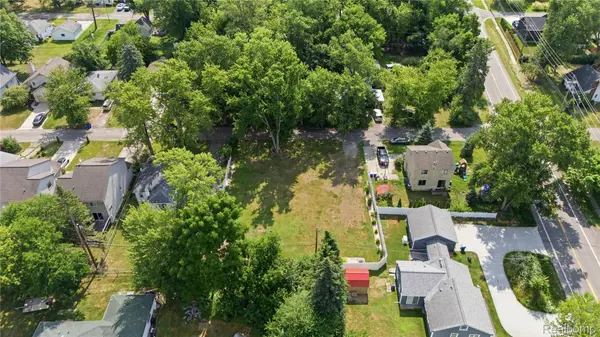 942 Iroquois AVE, Waterford Charter Township, MI 48327