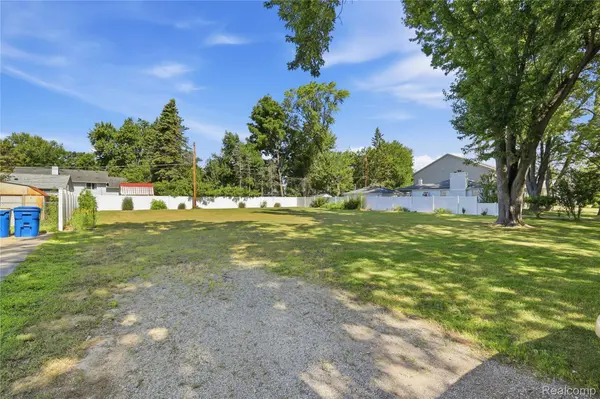 942 Iroquois AVE, Waterford Charter Township, MI 48327