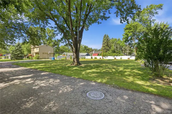 942 Iroquois AVE, Waterford Charter Township, MI 48327