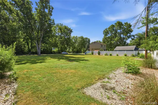 942 Iroquois AVE, Waterford Charter Township, MI 48327