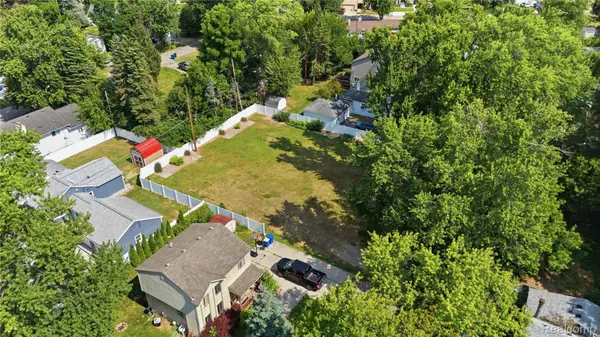 942 Iroquois AVE, Waterford Charter Township, MI 48327