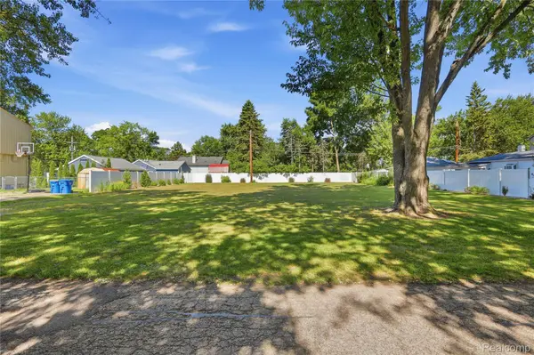 942 Iroquois AVE, Waterford Charter Township, MI 48327