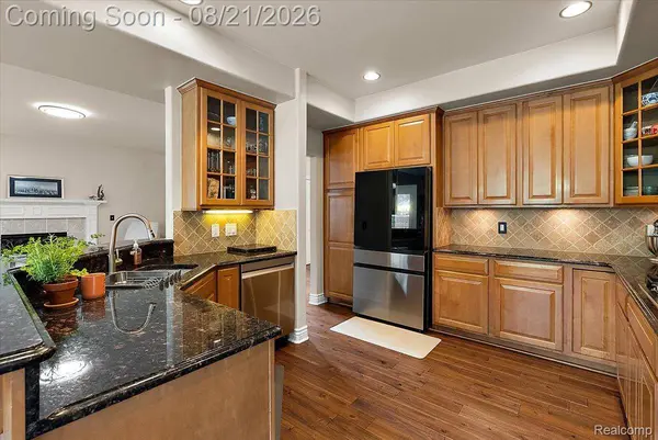 587 Bay Pointe DR, Oxford Village, MI 48371